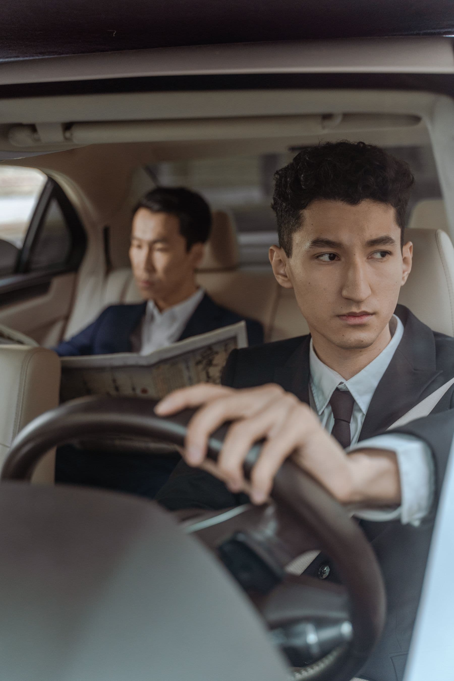 Professionele chauffeur met passagier in een luxe interieur